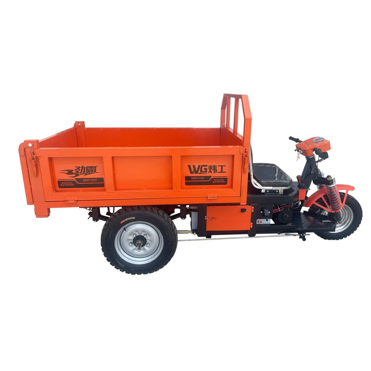 Three-door tricycle with hydraulic system